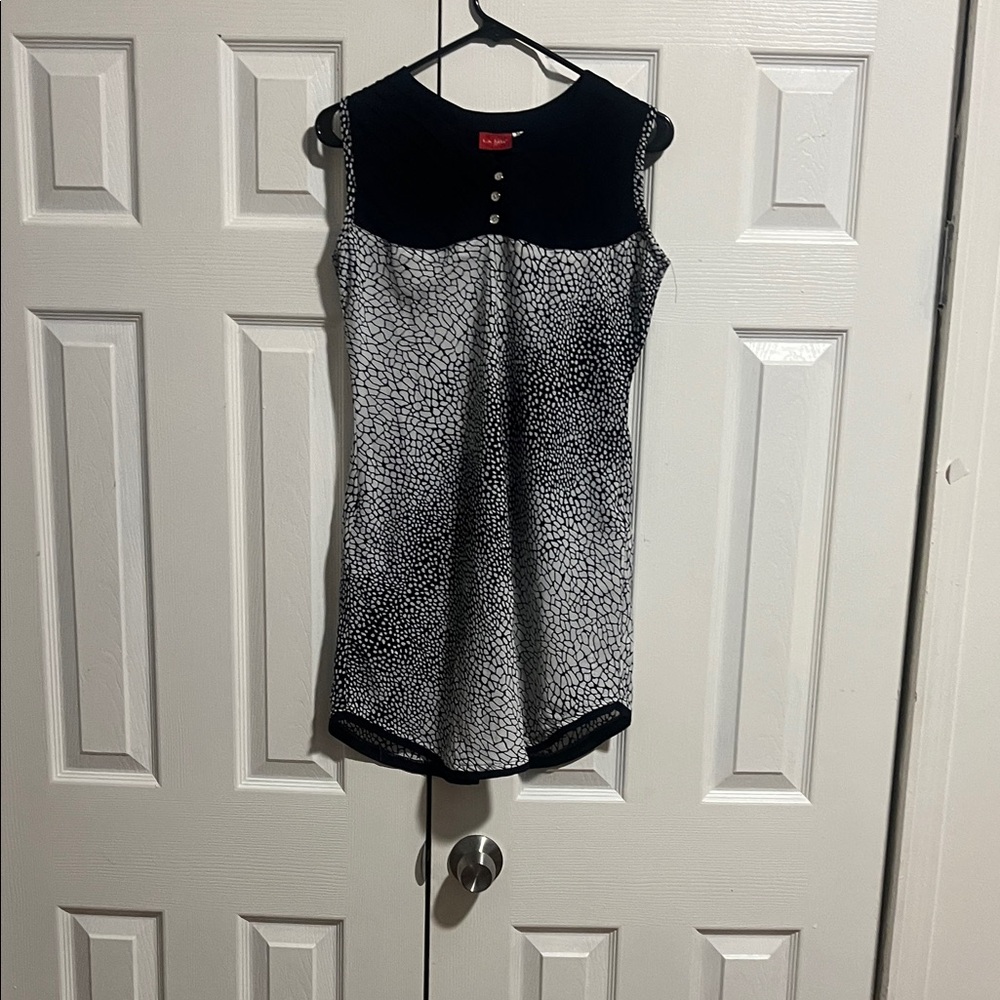 Chic Black and White Patterned Blouse